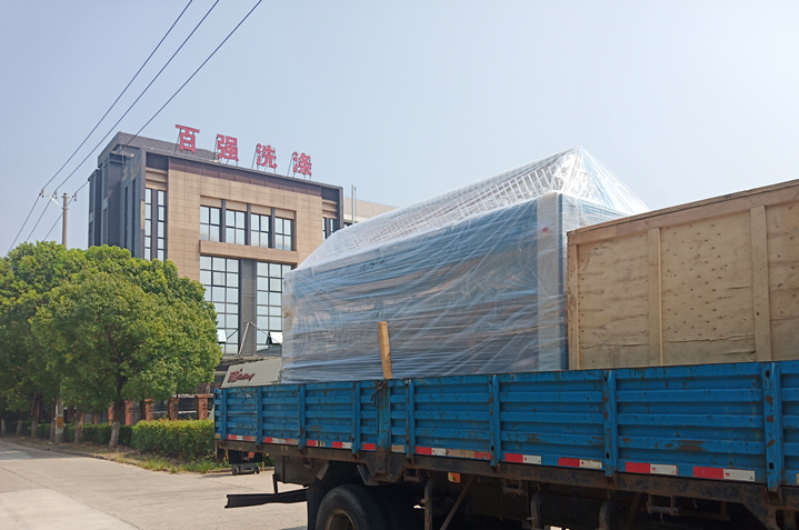 百強(qiáng)的3.3米布草折疊機(jī)發(fā)貨北京
